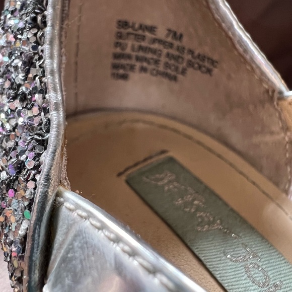 Women’s Betsy Johnson Silver Glitter Sparkle Dress Shoes - Picture 5 of 7